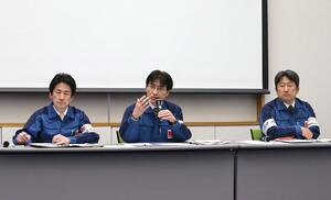 定例記者会見をする柏崎刈羽原発5〜7号機の菊川浩ユニット所長(中央)=4月11日、柏崎刈羽原発