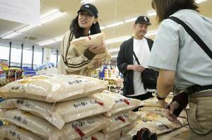 政府が随意契約で放出した備蓄米を購入する人たち=31日午前、仙台市の「ダイシン幸町店」