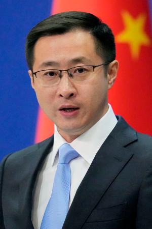 記者会見する中国外務省の林剣副報道局長=15日、北京(共同)
