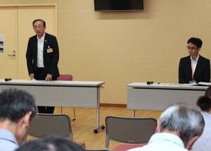 駅北遊び広場について、市民に説明する久保田郁夫市長(左)=糸魚川市民会館