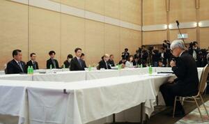 　成田空港の滑走路新設を巡る協議会で、千葉県芝山町の麻生孝之町長（左端）らにあいさつする成田国際空港会社の藤井直樹社長（右端）＝１０日午後、千葉県成田市