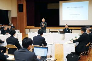 地元負担額の試算を示した米坂線復旧検討会議=19日、関川村