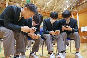 ゲームで「闇バイト」の危険性を学ぶ生徒たち=長岡市新保町