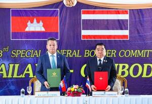 タイ東部の国境検問所で会談したタイのナタポン国防相(右)とカンボジアのティア・セイハ国防相=27日(カンボジア政府提供・共同)