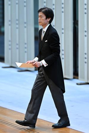 天皇陛下から認証を受けた黒田武一郎宮内庁長官=24日午後、宮殿・松の間(代表撮影)