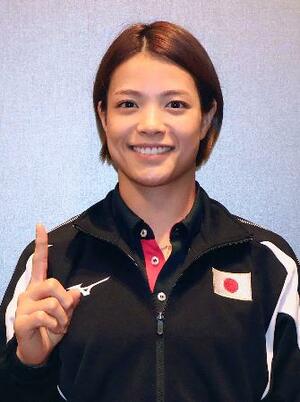 柔道の世界選手権から帰国し、ポーズをとる阿部詩=16日、羽田空港