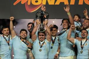 ラグビーの欧州6カ国対抗で2連覇したフランスの選手たち=14日(AP=共同)