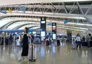 関西空港の国際線出発ロビー=2024年9月