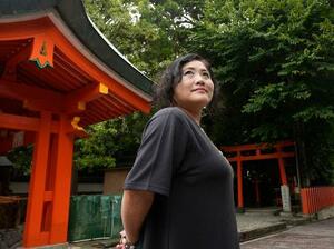 熊野速玉大社を訪れた中上紀。父、中上健次の四十九日の法要があった日、周囲の木々から父の声が聞こえた気がした=2025年8月、和歌山県新宮市(撮影・林昌三)