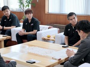 上越市でのプレシーズンゲームを前に市役所を訪れたアルビレックスBBの五十嵐圭選手(左から2人目)ら=上越市役所