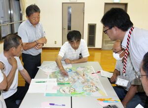 ちぢみの里の再整備のアイデアを出し合う市民ら=25日、小千谷市旭町