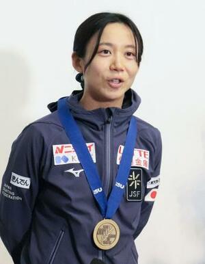 　現役最終戦として臨んだ世界選手権を終えオランダから帰国し、取材に応じるスピードスケート女子の高木美帆＝１０日、成田空港