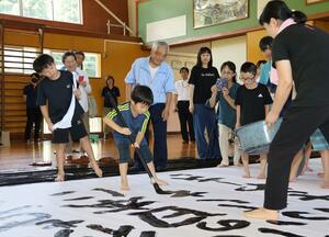 校歌の巨大書を制作した大積小の生徒=長岡市大積町1