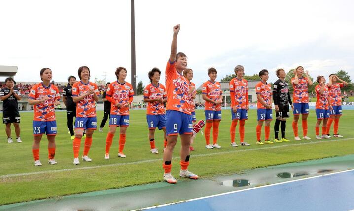 新潟LーC大阪 ホーム初勝利をサポーターに報告するキャプテンの川澄奈穂美=新発田市