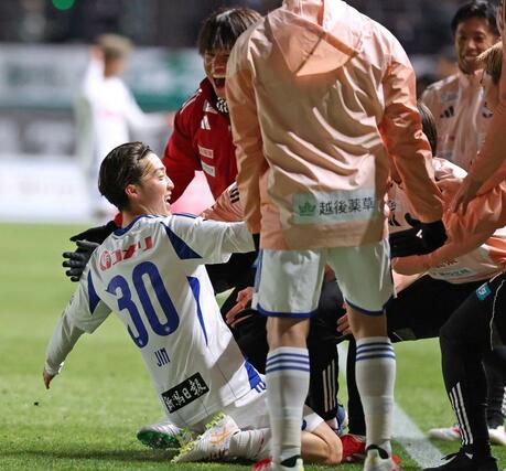 松本－新潟　後半、ＭＦ奥村仁がドリブル突破からシュートを決め、２－０＝松本市