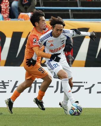 後半、左サイドで堅守を見せる新潟のＤＦ佐藤海宏＝松山市