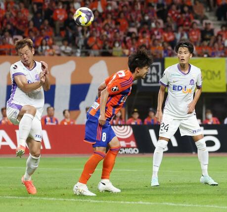 後半、新加入のＭＦ白井永地（８）が頭で狙う＝７月２０日、デンカビッグスワン