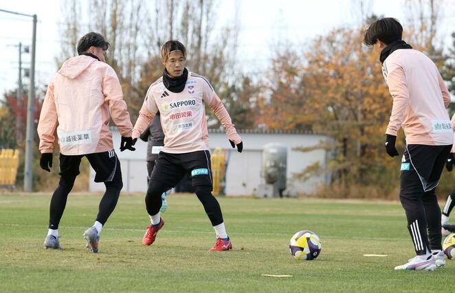 柏戦に向け練習するＤＦ堀米悠斗。今季限りで退団するため、新潟での最後のホーム試合に臨む＝聖籠町