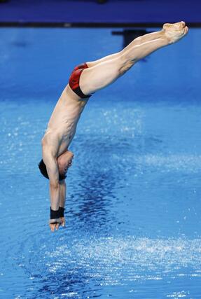 男子高飛び込み決勝　演技する玉井陸斗＝パリ郊外（共同）