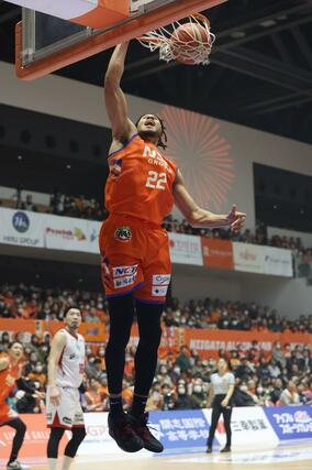 第１クオーター、ダンクシュートを決めるカイル・ハント＝アオーレ長岡