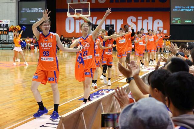 ホーム戦を勝利で飾り、ブースターと喜び合うラビッツの選手ら=白根カルチャーセンター