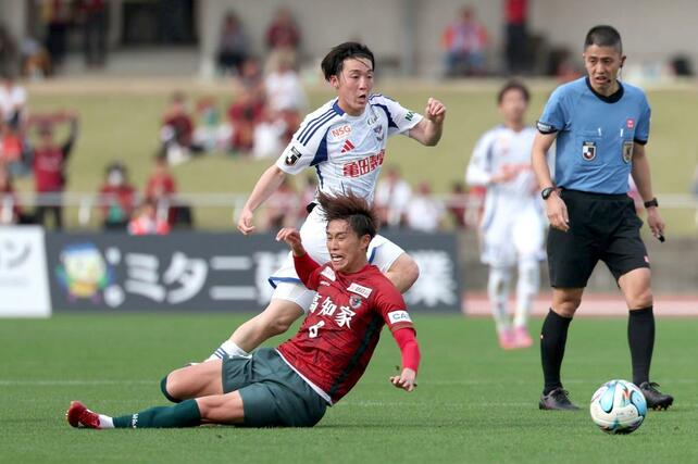 後半・ＭＦ奥村がドリブル＝４月１２日、高知市のＧＩＫＥＮスタジアム