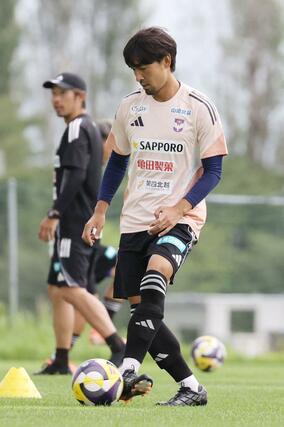 第２６節・新潟－川崎　前日練習　調整するＭＦ白井永地＝１５日、聖籠町