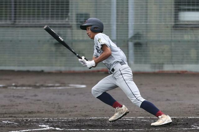 関根学園－柏崎　２回に２点適時二塁打を放った関根学園の小山耀海＝１３日、柏崎市佐藤池球場