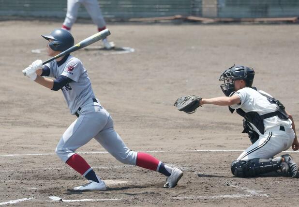 上越総合技術－長岡商　４回表上越総合技術２死一、二塁で木本が適時打を放ち１－３と追い上げる＝柏崎市佐藤池野球場