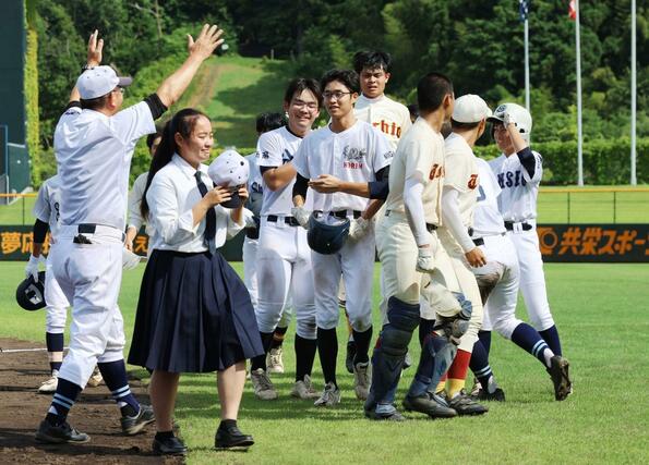 農林･正徳館･栃尾･分水･三商－十総・塩沢　サヨナラ勝ちをおさめ、喜びを分かち合う5校連合のナイン＝三条市パールスタ