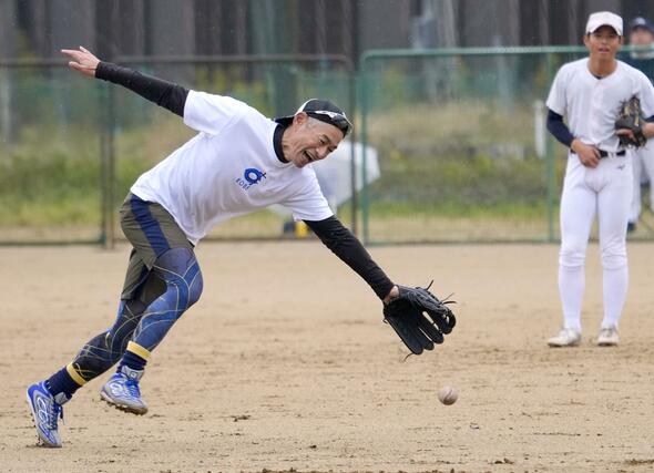 実戦形式の練習でセンターを守ったイチローさん=9日、長岡市
