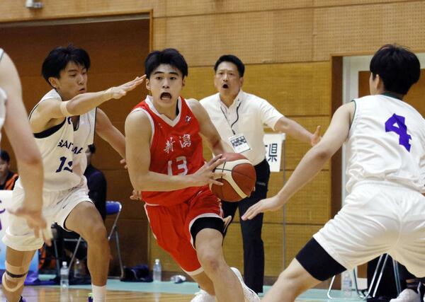 バスケ・少年男子　埼玉県選抜との２回戦でフル出場した髙橋歩路＝１０月１１日、佐賀県唐津市の唐津文化体育館