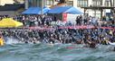 スイムで勢いよくスタートする選手たち＝７日、佐渡市河原田本町