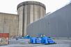 　スリーマイルアイランド原発２号機の原子炉建屋（中央奥）と建屋につながる廃炉作業用のハッチ＝４月、米ペンシルベニア州（共同）