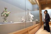 緻密に色鮮やかに…磁器の名品ずらり　新潟市西区の雪梁舎美術館でマイセン展、食器や時計など100点