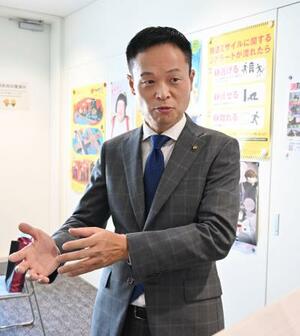 大阪府貝塚市役所で取材に応じる酒井了市長=30日午前