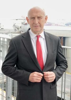 　英国のヒーリー国防相＝２９日、東京都江東区の東京国際クルーズターミナル