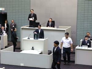 中川幹太・上越市長への不信任決議案に対し、無記名投票する上越市議。右端は中川市長=26日、上越市議会