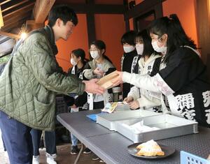 商品化した３品の一つ、「枝豆パイ」を販売する児童ら＝弥彦村弥彦