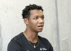 インタビューに答える村竹ラシッド＝９月２８日、山口市