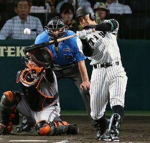 9回阪神無死満塁、豊田がサヨナラの中犠飛を放つ。捕手岸田=甲子園
