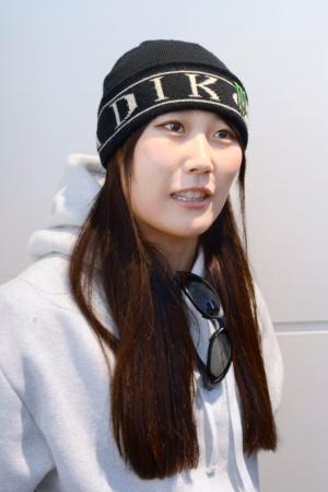 　スイス合宿から帰国し、取材に応じるスノーボード女子の村瀬心椛＝２３日、羽田空港