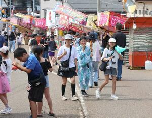 住民らが露店を巡った「お引き上げ商工まつり」=20日、上越市柿崎区