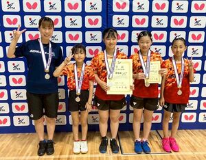 全日本クラブ卓球選手権大会の女子小・中学生の部で準優勝した新発田ジュニアのメンバー=栃木県宇都宮市