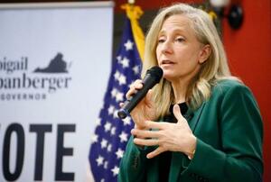 　米バージニア州スタンリーで演説するアビゲイル・スパンバーガー前下院議員＝１０月２８日（共同）