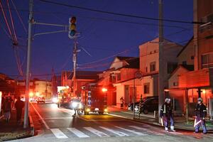 信号が消え、警察官が交通誘導に当たった交差点＝６日、新潟市中央区信濃町