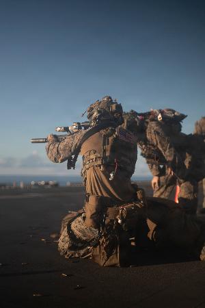 米海軍の強襲揚陸艦トリポリ艦上で射撃訓練をする第31海兵遠征部隊の海兵隊員=3月(米軍提供、共同)