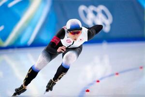 　女子５００メートル　滑走する高木美帆。銅メダルを獲得した＝ミラノ（共同）