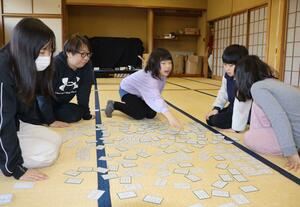 小学生4人が札を取り合った百人一首かるた羽茂大会=佐渡市羽茂本郷