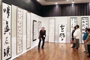 十日町市美術展の開幕に先立ち行われた作品指導会＝１２日、十日町市本町１